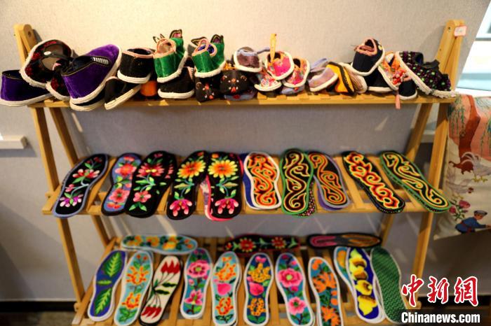 圖為盤繡作品?！⊙Φ?攝