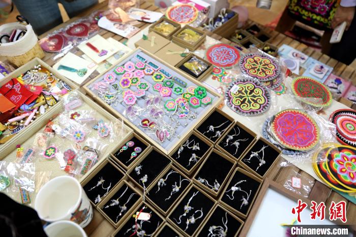 圖為盤繡作品。　薛蒂 攝