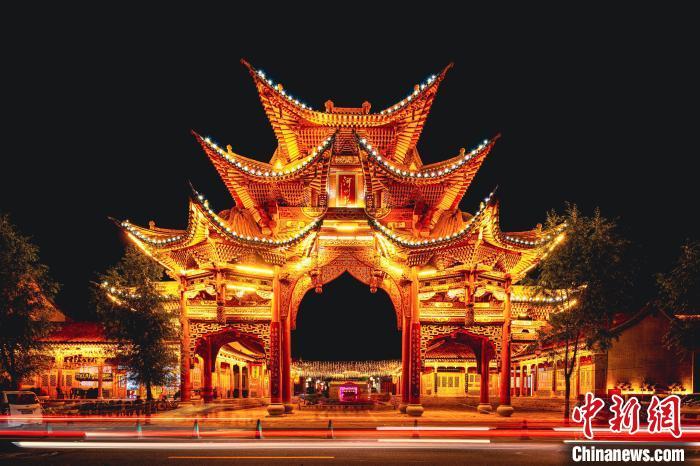 夜幕下的臨夏縣河州苑。夏雨 攝