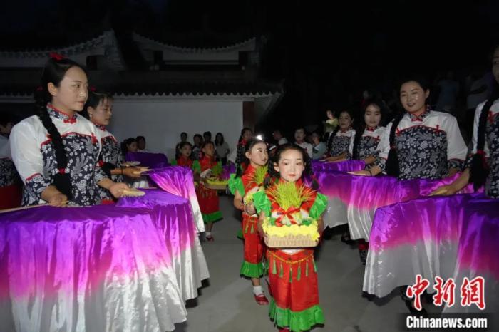 甘肅省西和縣姜席鎮(zhèn)晚霞湖畔，當地民間舉行盛大的乞巧儀式。魏朵朵 攝