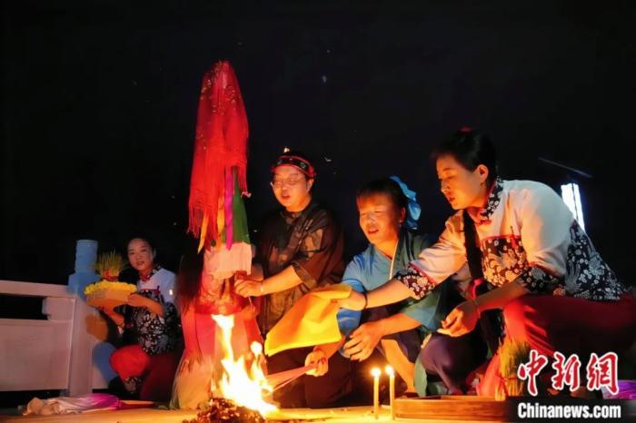 持續(xù)七天八夜的乞巧節(jié)正在西漢水上游的甘肅省西和縣進行。西和縣姜席鎮(zhèn)晚霞湖畔，民眾“巧頭”點蠟、炷香、焚裱紙、跪拜，準備將“巧娘娘”請進院。魏朵朵 攝