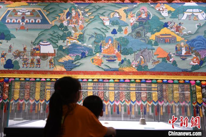 8月20日，兩名小觀眾參觀大型歷史題材卷軸唐卡“涼州會盟”。　戴文昌 攝