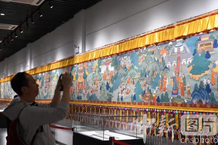 圖為觀眾觀看唐卡《涼州會盟》。 中新社記者 戴文昌 攝