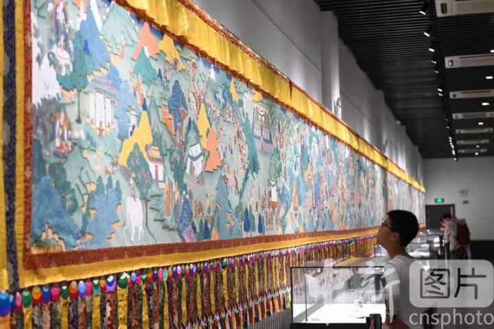 圖為一名小朋友觀看唐卡《涼州會盟》。 中新社記者 戴文昌 攝