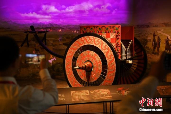 8月16日，甘肅省天水市張家川回族自治縣馬家塬車(chē)輿博物館內(nèi)，游客拍攝等比例的戰(zhàn)國(guó)西戎車(chē)輿復(fù)制品。