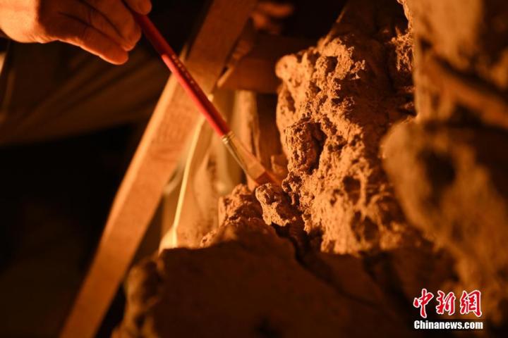 8月25日，文物修復(fù)師牟常有進(jìn)行文物修復(fù)工作。