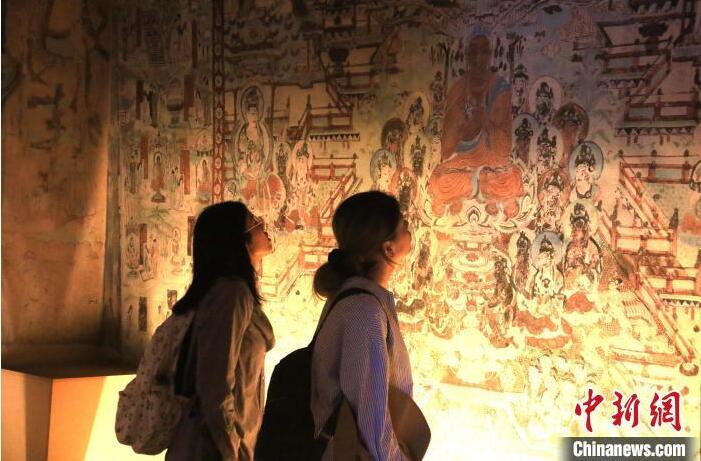 2023年8月27日，游客在甘肅省敦煌市博物館參觀文物展。張曉亮 攝(資料圖)