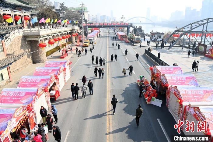 1月30日，蘭州黃河畔的年貨集市吸引顧客選購年貨。九美旦增 攝</p><p>
