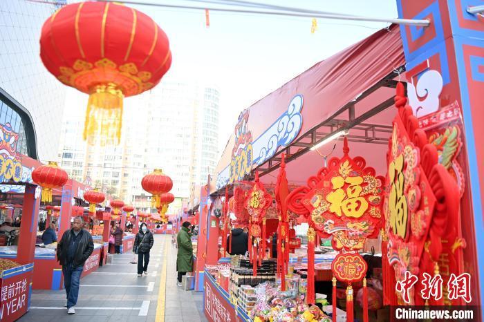 1月30日，蘭州街頭琳瑯滿目的年貨吸引顧客選購。九美旦增 攝</p><p>