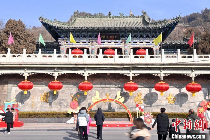 1月30日，裝扮一新的蘭州白塔山公園節(jié)日氛圍濃厚。九美旦增 攝</p><p>