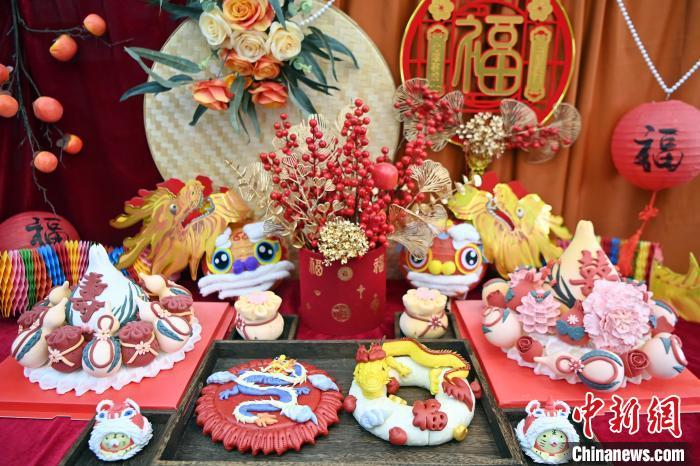 1月25日，春節(jié)臨近，蘭州一花饃店“龍”元素花饃熱銷。圖為展出的“龍”元素花饃。九美旦增 攝