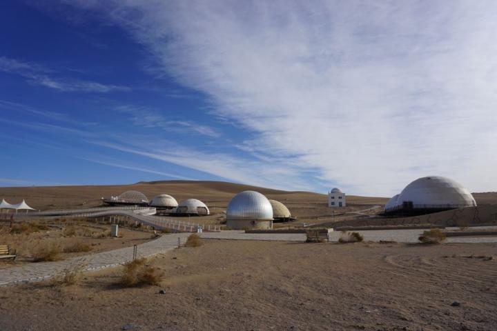 2023年11月28日拍攝的甘肅省武威市民勤縣“摘星小鎮(zhèn)”一角。新華社記者 賈釗 攝