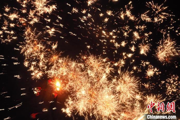 灼熱的鐵水在空中迸散。在空中形成“鐵花火雨”的景象，似天女散花，似群星漫天，如夢(mèng)如幻，美不勝收。侯奇志 攝</p>
<p>