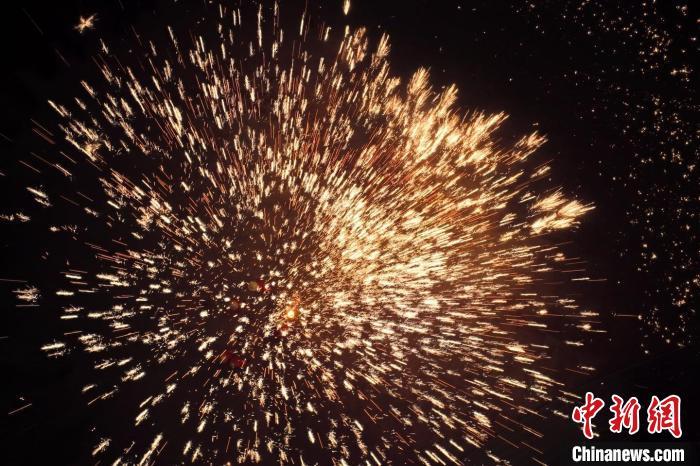 據(jù)悉，“花”與“發(fā)”諧音，取“打花打花，越打越發(fā)”之意?！按蜩F花”不僅蘊(yùn)含著人們祈福納祥的美好愿望，也展現(xiàn)了民間生鐵冶煉傳統(tǒng)技藝的工匠精神。侯奇志 攝