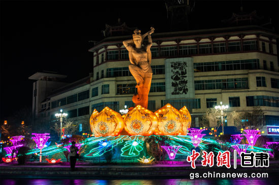 2024年春節(jié)期間，敦煌市中心盤(pán)旋路上的反彈琵琶燈組。王斌銀 攝