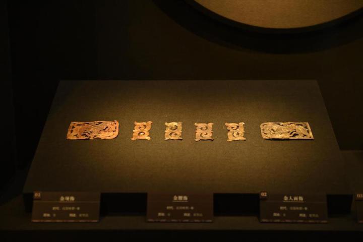 張家川縣馬家塬車輿博物館展陳的馬家塬遺址出土的金項飾、金腰飾、金人畫飾等。李亞龍 攝　　