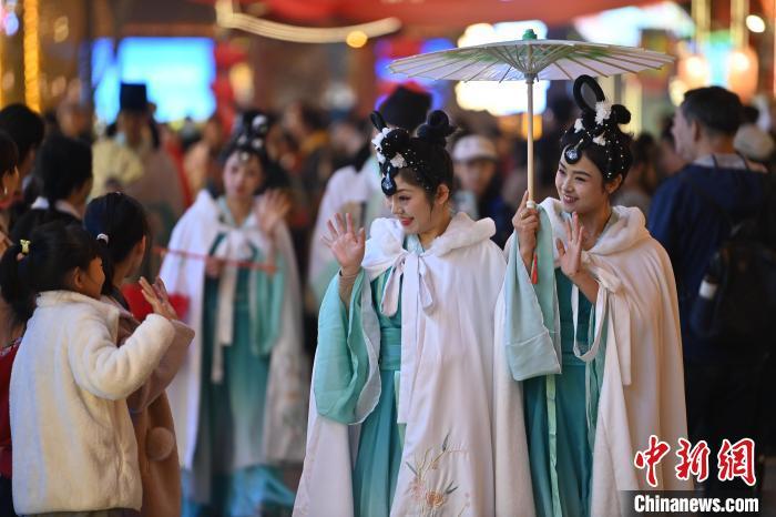 圖為街區(qū)人員著傳統(tǒng)服飾與游人互動(dòng)。李亞龍 攝</p>
<p>