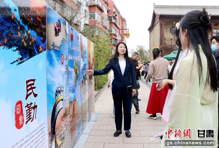 3月下旬，民勤縣在天水啟漢樓廣場舉行推介會，宣傳本地旅游資源和農(nóng)特優(yōu)產(chǎn)品。圖為工作人員向游客介紹民勤自然風(fēng)光、歷史文化。馬愛彬 攝