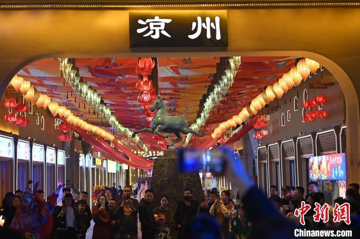 圖為游人拍攝煥然一新亮相的街區(qū)。李亞龍 攝</p><p>