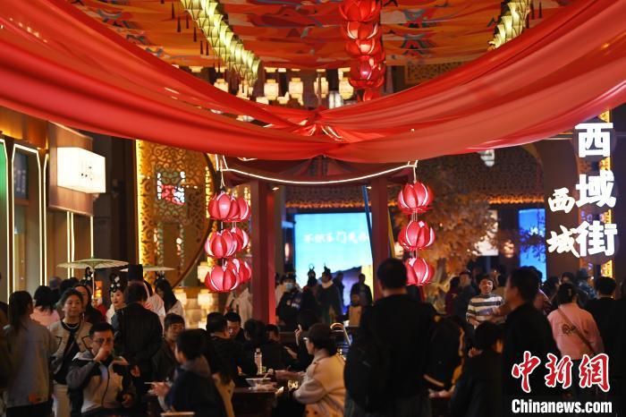 圖為街區(qū)現(xiàn)場游客絡(luò)繹不絕。李亞龍 攝</p><p>