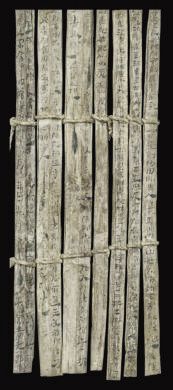 漢簡(jiǎn)《康居王使者冊(cè)》。此簡(jiǎn)記載了西域康居國(guó)使者前來“進(jìn)貢”駱駝，抵達(dá)敦煌遇到不公后反映問題，朝廷受理解決的經(jīng)過。新華社發(fā)（甘肅簡(jiǎn)牘博物館供圖）