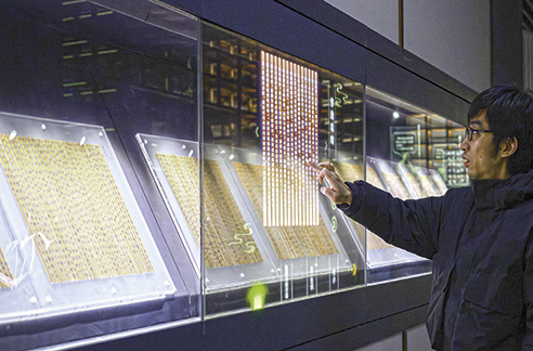 3月6日，工作人員在荊門市博物館新館內(nèi)楚簡(jiǎn)展廳展示使用互動(dòng)裝置。新華每日電訊記者　胡競(jìng)文