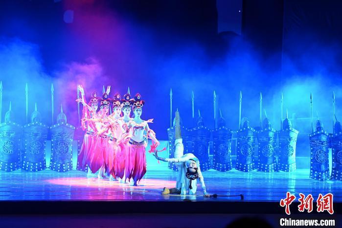 2023年2月18日，蘭州歌舞劇院創(chuàng)排的大型舞劇《大夢敦煌》?！　【琶赖┰?攝