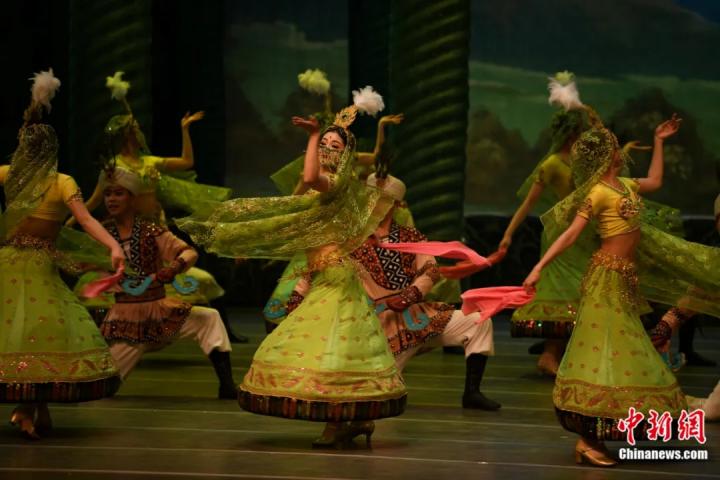 2024年2月23日晚，中國經典舞劇《絲路花雨》在甘肅蘭州演出恭賀新春。李亞龍 攝