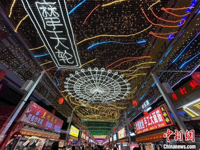 圖為明清街夜市燈光點(diǎn)亮具有武威文化元素的“摩天輪”彩燈?！〈魑牟?攝</p><p>