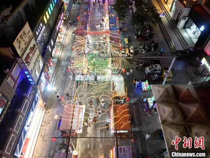 圖為明清街夜市燈光點(diǎn)亮具有武威文化元素的“銅奔馬”彩燈。(無人機(jī)照片) 　戴文昌 攝</p><p>