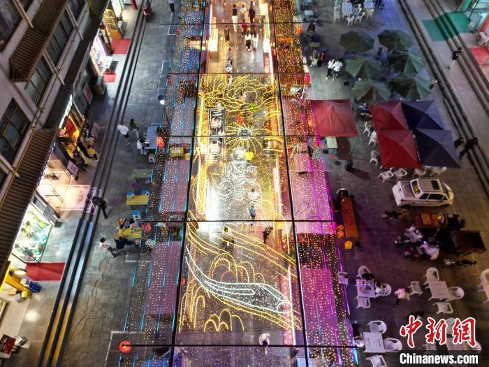 圖為明清街夜市燈光點(diǎn)亮具有武威文化元素的“天梯山石窟”彩燈。(無人機(jī)照片) 　戴文昌 攝</p><p>