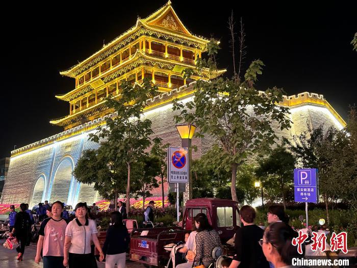 圖為夜幕降臨，涼州古城門燈光亮起?！〈魑牟?攝
