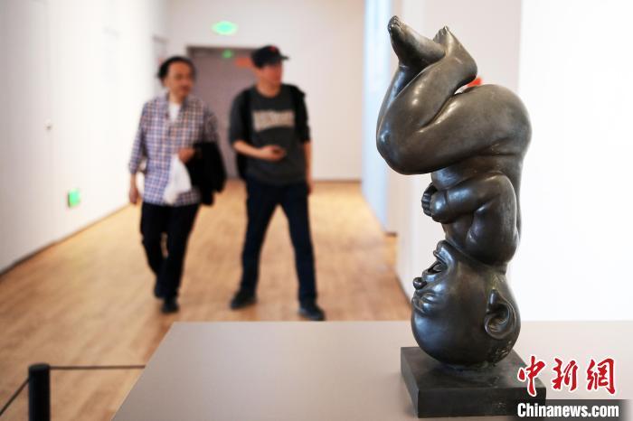 5月21日，觀眾參觀“絲路印跡”雕塑藝術(shù)作品展展出的雕塑作品。九美旦增 攝</p>
<p>