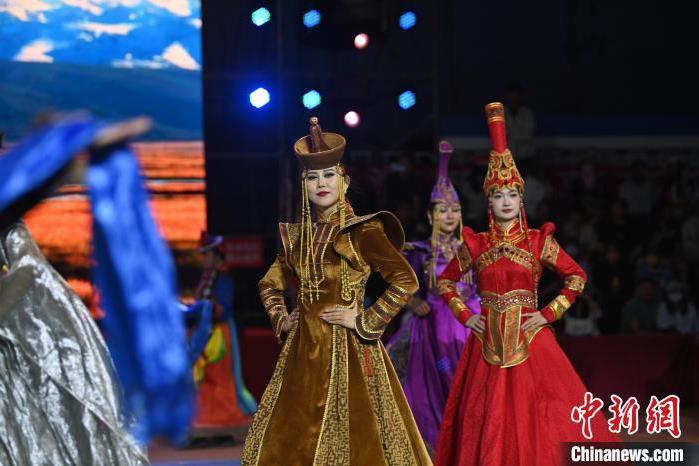 圖為開幕式現(xiàn)場蒙古族服飾秀。李亞龍 攝</p>
<p>