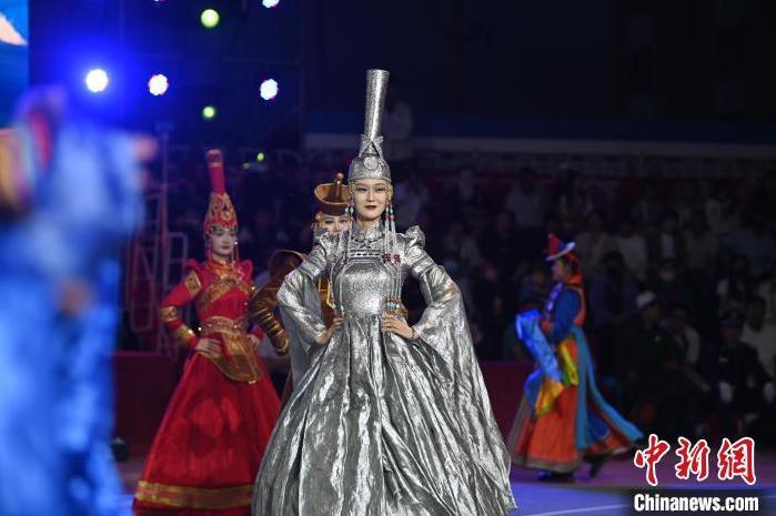 圖為開幕式現(xiàn)場蒙古族服飾秀。李亞龍 攝</p>
<p>