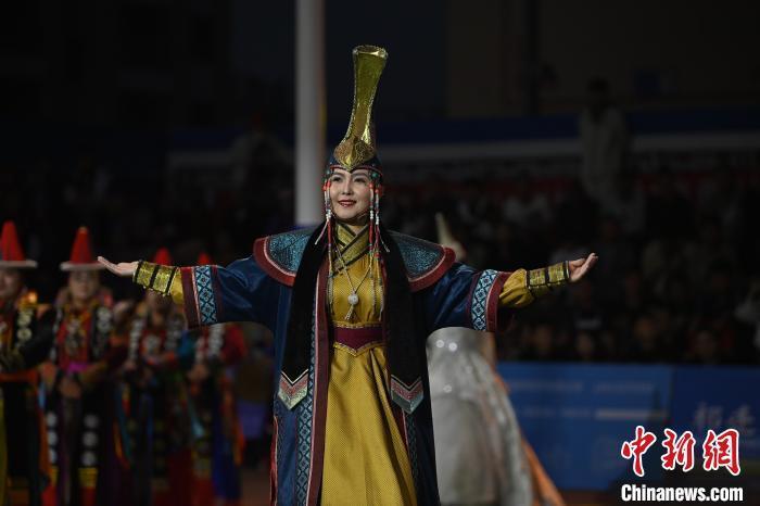 圖為開幕式現(xiàn)場蒙古族服飾秀。李亞龍 攝
