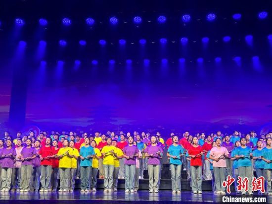 5月28日晚，“詩意甘肅·絲路長風(fēng)三千里”——月出涼州·武威詩會在甘肅省武威市漢唐天馬城舉行。楊娜 攝