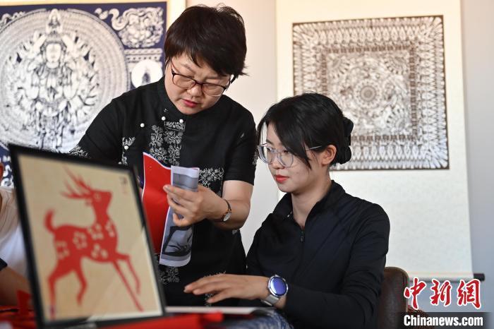 6月6日，在甘肅敦煌青年夜校課程中，青年學(xué)員學(xué)習(xí)敦煌非遺剪紙課程。李亞龍 攝