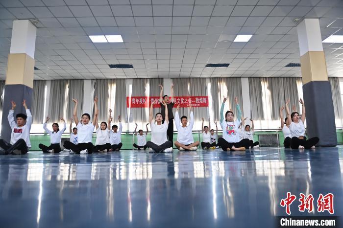 6月6日，在甘肅敦煌青年夜校課程中，青年學(xué)員學(xué)習(xí)敦煌舞課程。李亞龍 攝　　