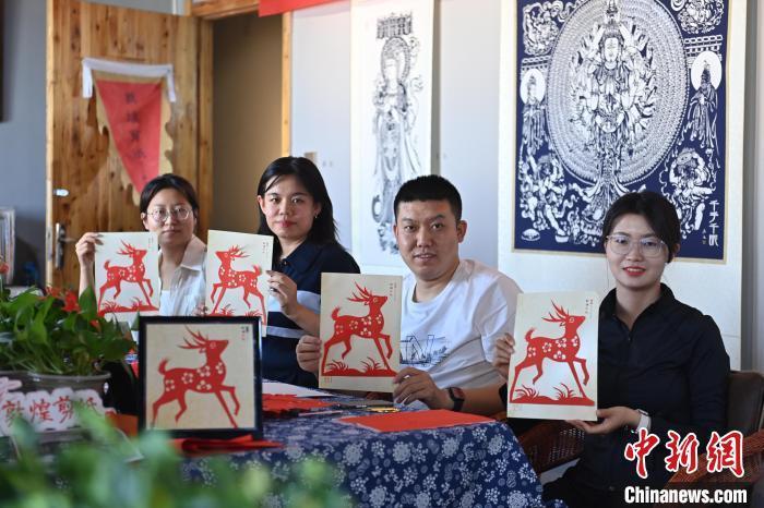 6月6日，在甘肅敦煌青年夜校課程中，青年學(xué)員展示學(xué)習(xí)敦煌非遺剪紙的成果。李亞龍 攝　　