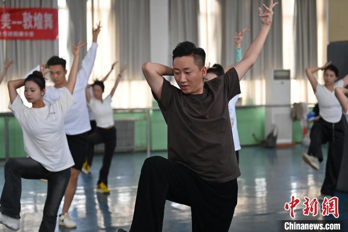 6月6日，在甘肅敦煌青年夜校課程中，青年學(xué)員學(xué)習(xí)敦煌舞課程。李亞龍 攝　　