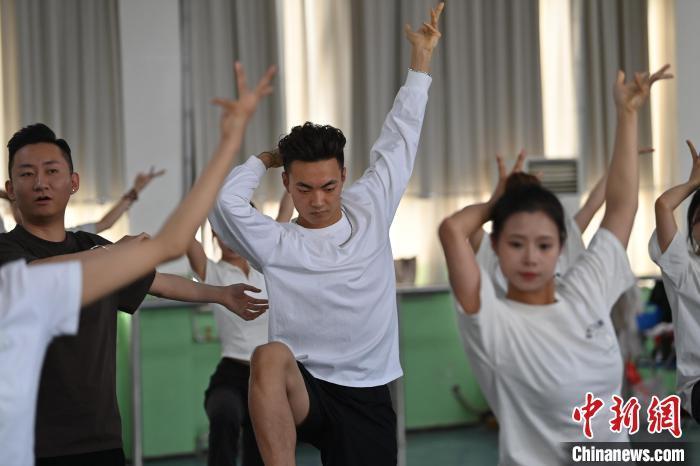 6月6日，在甘肅敦煌青年夜校課程中，青年學(xué)員學(xué)習(xí)敦煌舞課程。李亞龍 攝　　