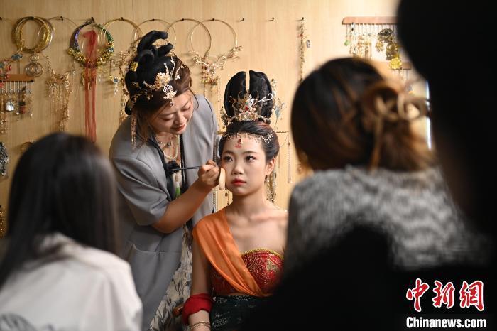 6月6日，在甘肅敦煌青年夜校課程中，青年學(xué)員學(xué)習(xí)敦煌美妝課程。李亞龍 攝　　