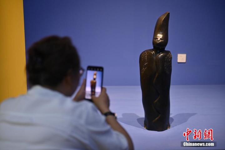 圖為游客拍攝蛇紋石作品《貴婦人》。中新社記者 李亞龍 攝