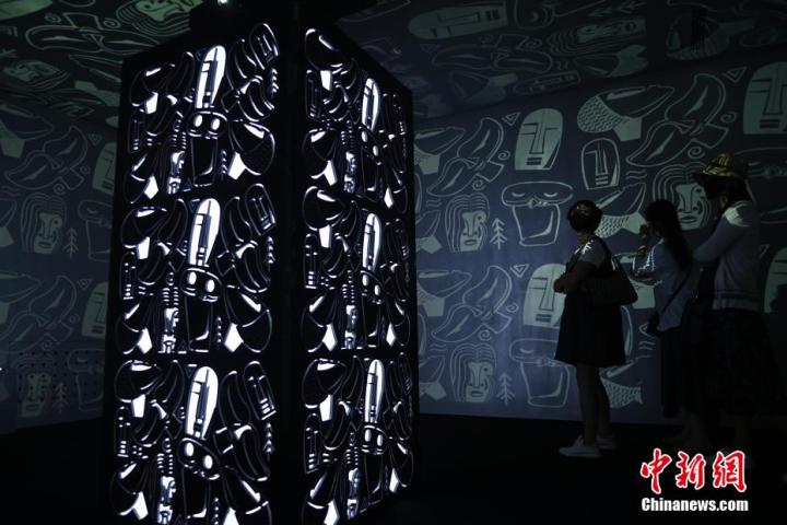 圖為游客參觀藝術(shù)展。中新社記者 李亞龍 攝