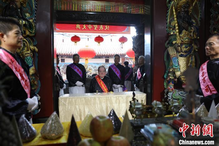 6月21日，“2024(甲辰年)兩岸共祭人文始祖伏羲典禮”在臺灣新北舉行。擔任主祭官的先嗇宮董事長、中國國民黨前秘書長李乾龍(中)出席典禮并擔任主祭官。中新社記者 張曉曦 攝