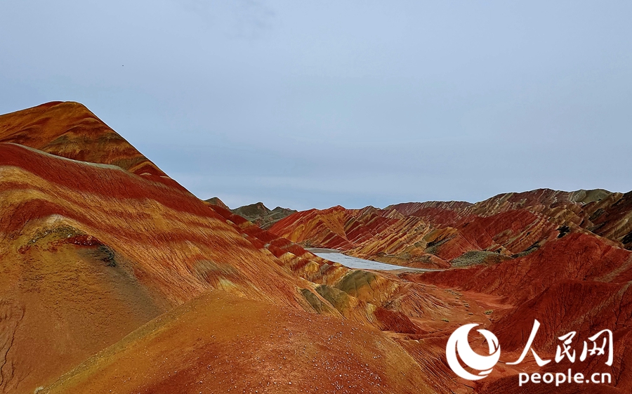 雨后的七彩丹霞，顏色格外艷麗。人民網(wǎng)記者 徐冬兒攝