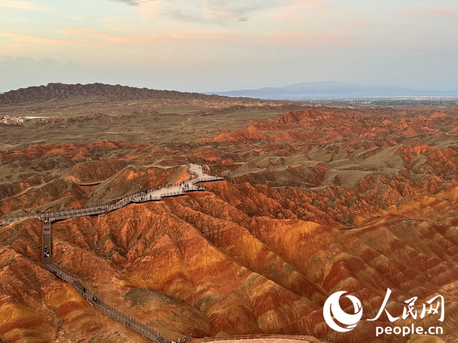 日落時分，余暉與丹霞交相輝映。人民網(wǎng)記者 徐冬兒攝