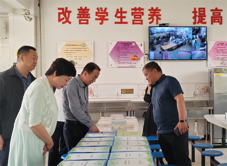 市紀(jì)委監(jiān)委扎實推動開展群眾身邊腐敗和作風(fēng)問題集中整治工作，圖為市紀(jì)委監(jiān)委派駐市教育局紀(jì)檢監(jiān)察組在白銀區(qū)開展“中小學(xué)校園食品安全和膳食經(jīng)費管理”集中整治工作開展情況督查.jpg