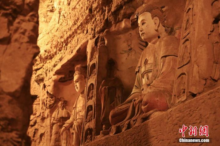 7月15日，甘肅省平?jīng)鍪袥艽h百里石窟長(zhǎng)廊中的王母宮石窟造像。百里石窟長(zhǎng)廊位于涇川縣境內(nèi)，由512個(gè)石窟、5眼窟中石井組成，現(xiàn)存王母宮石窟、鳳凰山石窟、南石窟寺、丈八寺石窟、羅漢洞石窟、太山寺石窟等規(guī)模較大的石窟群，還有數(shù)量眾多的小石窟群。王母宮石窟又名千佛洞，該窟設(shè)計(jì)宏大，造像生動(dòng)，窟內(nèi)擁有造像數(shù)百尊，是較為珍貴的佛教文化歷史遺存。中新社記者 李亞龍 攝</p>
<p>